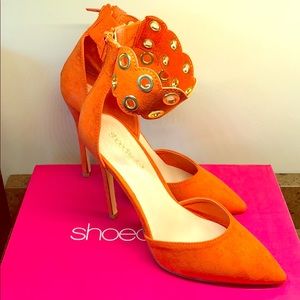 Orange Pumps